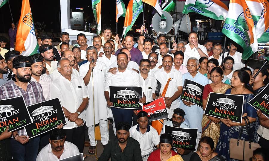 ರಾಹುಲ್ ಗಾಂಧಿ ಅವರನ್ನು ಸಂಸದ ಸ್ಥಾನದಿಂದ ಅನರ್ಹಗೊಳಿಸಿದ ಕ್ರಮವನ್ನು ಖಂಡಿಸಿ ಕಾಂಗ್ರೆಸ್ ಕಾರ್ಯಕರ್ತರು ಮಂಗಳೂರಿನಲ್ಲಿ ಶುಕ್ರವಾರ ಪ್ರತಿಭಟನೆ ನಡೆಸಿದರು