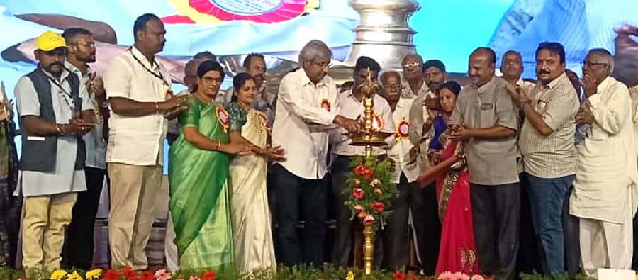 ಸವಣೂರು ಪಟ್ಟಣದ ತಾಲ್ಲೂಕು ಕ್ರೀಡಾಂಗಣದಲ್ಲಿ ಪ್ರಾರಂಭಗೊಂಡ ರಾಷ್ಟ್ರಮಟ್ಟದ ಆಹ್ವಾನಿತ ಸವಣೂರು ಕಬಡ್ಡಿ ಉತ್ಸವ ಕಾರ್ಯಕ್ರಮಕ್ಕೆ ಸಂಸದ ಶಿವಕುಮಾರ ಉದಾಸಿ ಚಾಲನೆ ನೀಡಿದರು