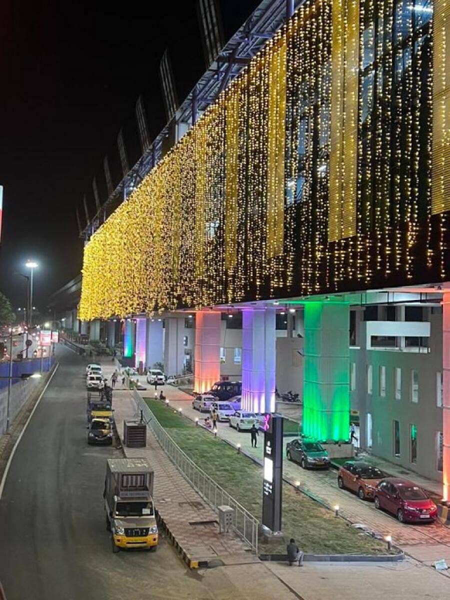 ವೈಟ್‌ಫೀಲ್ಡ್ ಮೆಟ್ರೊ ನಿಲ್ದಾಣಕ್ಕೆ ದೀಪಾಲಂಕಾರ ಮಾಡಿರುವುದು