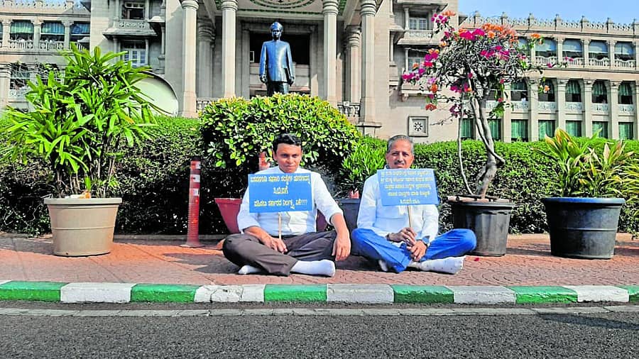 ಡಾ.ಶಂಕರ್ ಗುಹಾ ದ್ವಾರಕನಾಥ್ ಮತ್ತು ವಿಧಾನ ಪರಿಷತ್ ಸದಸ್ಯ ಯು.ಬಿ.ವೆಂಕಟೇಶ್ ಧರಣಿ ನಡೆಸಿದರು