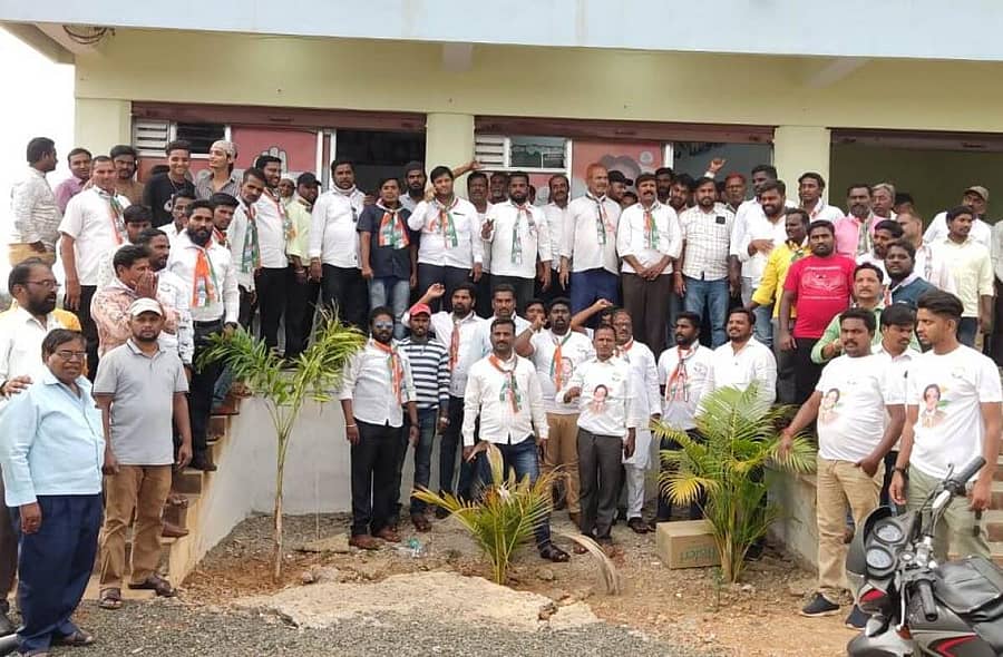 ಮಾಜಿ ಶಾಸಕ ಅಶೋಕ ಖೇಣಿ ಅವರಿಗೆ ಕಾಂಗ್ರೆಸ್ ಟಿಕೆಟ್ ಘೋಷಣೆಯಾದ ಪ್ರಯುಕ್ತ ಜಿಲ್ಲೆಯ ಬಾಪುರ ಕ್ರಾಸ್ ಕಾಂಗ್ರೆಸ್ ಕಚೇರಿ ಎದುರು ಪಕ್ಷದ ಕಾರ್ಯಕರ್ತರು ಸಂಭ್ರಮ ಆಚರಿಸಿದರು
