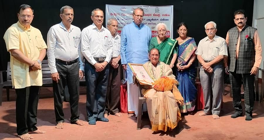 ಲೇಖಕಿ, ಸಂಶೋಧಕಿ ಬಿ.ಎಂ.ರೋಹಿಣಿ ಅವರಿಗೆ ಶನಿವಾರ ಎಂಜಿಎಂ ಕಾಲೇಜಿನ ಗೀತಾಂಜಲಿ ಸಭಾಂಗಣದಲ್ಲಿ ಮಾಹೆ ಸಹ ಕುಲಪತಿ ಡಾ.ನಾರಾಯಣ ಸಭಾಹಿತ್ ಮುಳಿಯ ತಿಮ್ಮಪ್ಪಯ್ಯ ಪ್ರಶಸ್ತಿ ಪ್ರದಾನ ಮಾಡಿದರು.