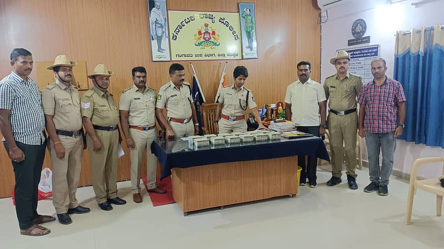 ಪೊಲೀಸರು ವಶಪಡಿಸಿಕೊಂಡ ಹಣವನ್ನು ಜಿಲ್ಲಾ ಪೊಲೀಸ್ ವರಿಷ್ಠಾಧಿಕಾರಿ ಯಶೋಧಾ ವಂಟಗೋಡಿ ಶನಿವಾರ ಪರಿಶೀಲಿಸಿದರು