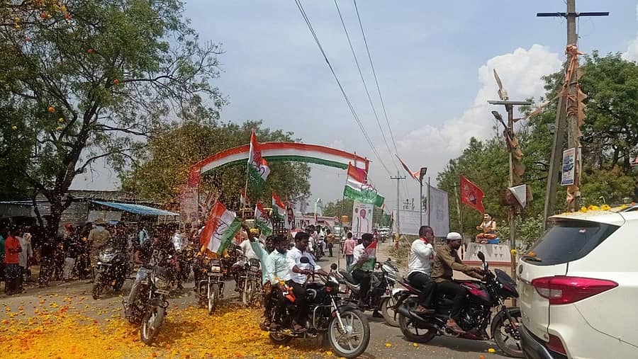 ಸೈದಾಪುರ ಪಟ್ಟಣಕ್ಕೆ ನೂತನವಾಗಿ ಎಐಸಿಸಿ ಅಧ್ಯಕ್ಷರಾಗಿ ಆಯ್ಕೆಯಾದ ನಂತರ ಪ್ರಥಮ ಭಾರಿಗೆ ಆಗಮಿಸಿದ ಮಲ್ಲಿಕಾರ್ಜುನ ಖರ್ಗೆಯರವರನ್ನು ಅದ್ಧೂರಿ ಬೈಕ್ ರ್‍ಯಾಲಿ ಮೂಲಕ ಸ್ವಾಗತ ಕೋರಿದರು