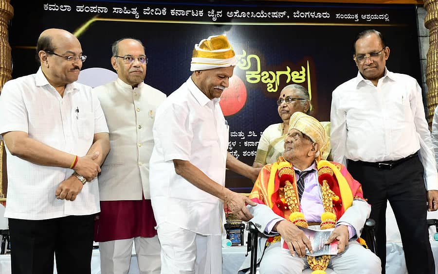 ಕಾರ್ಯಕ್ರಮದಲ್ಲಿ ಪ್ರೊ.ಸಿ. ಮಹಾದೇವಪ್ಪ ಅವರಿಗೆ ಗುರುವಂದನೆ ಸಲ್ಲಿಸಲಾಯಿತು. (ಎಡದಿಂದ) ಶಿಕ್ಷಣ ತಜ್ಞ ಗುರುರಾಜ ಕರಜಗಿ, ವೈದ್ಯ ಸಾಹಿತಿ ಡಾ.ನಾ. ಸೋಮೇಶ್ವರ, ಸಾಹಿತಿಗಳಾದ ಹಂ.ಪ. ನಾಗರಾಜಯ್ಯ, ಕಮಲಾ ಹಂಪನಾ ಹಾಗೂ ಕರ್ನಾಟಕ ಜೈನ ಸಂಘದ ಅಧ್ಯಕ್ಷ ಬಿ. ಪ್ರಸನ್ನಯ್ಯ ಇದ್ದಾರೆ. – ಪ್ರಜಾವಾಣಿ ಚಿತ್ರ