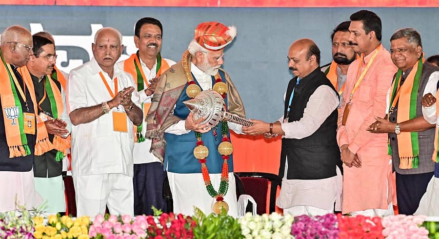 ಬಿಜೆಪಿ ವಿಜಯ ಸಂಕಲ್ಪ ಯಾತ್ರೆಯ ಅಂಗವಾಗಿ ದಾವಣಗೆರೆಯಲ್ಲಿ ಶನಿವಾರ ಆಯೋಜಿಸಿದ್ದ ಮಹಾಸಂಗಮ ಕಾರ್ಯಕ್ರಮದಲ್ಲಿ ಪ್ರಧಾನಿ ನರೇಂದ್ರ ಮೋದಿ ಅವರಿಗೆ ಮುಖ್ಯಮಂತ್ರಿ ಬಸವರಾಜ ಬೊಮ್ಮಾಯಿ ಅವರು ಬೆಳ್ಳಿಯ ಗದೆ ನೀಡಿದರು. ಸಂಸದ ಜಿ.ಎಂ.ಸಿದ್ದೇಶ್ವರ, ಕೇಂದ್ರ ಸಚಿವ ಪ್ರಲ್ಹಾದ ಜೋಶಿ, ಬಿಜೆಪಿ ಸಂಸದೀಯ ಮಂಡಳಿ ಸದಸ್ಯ ಬಿ.ಎಸ್ ಯಡಿಯೂರಪ್ಪ, ಮುಖಂಡರಾದ ಸಿ.ಸಿ ಪಾಟೀಲ, ಲಕ್ಷ್ಮಣ ಸವದಿ, ನಳಿನ್‌ಕುಮಾರ್ ಕಟೀಲ್, ಜಗದೀಶ ಶೆಟ್ಟರ್ ಇದ್ದಾರೆ–ಪ್ರಜಾವಾಣಿ ಚಿತ್ರ/ ಸತೀಶ್ ಬಡಿಗೇರ್