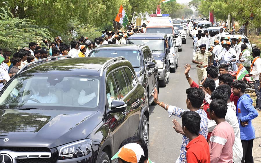 ಎಐಸಿಸಿ ಅಧ್ಯಕ್ಷರಾದ ಬಳಿಕ ಸೈದಾಪುರ ಪಟ್ಟಣಕ್ಕೆ ಪ್ರಥಮ ಬಾರಿಗೆ ಆಗಮಿಸಿದ ಮಲ್ಲಿಕಾರ್ಜುನ ಖರ್ಗೆಯವರನ್ನು ಕಾರ್ಯಕರ್ತರು ಅದ್ದೂರಿಯಾಗಿ ಸ್ವಾಗತಿಸಿದರು