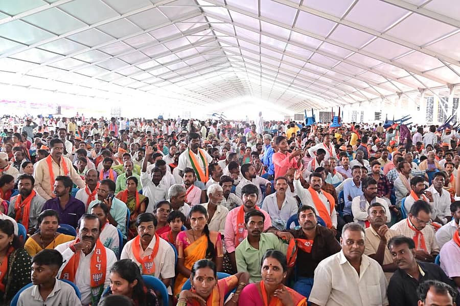 ದಾವಣಗೆರೆಯ ಜಿಎಂಐಟಿ ಬಳಿ ನಡೆದ ಬಿಜೆಪಿಯ ವಿಜಯ ಸಂಕಲ್ಪ ಮಹಾಸಂಗಮ ಸಮಾರೋಪ ಸಮಾರಂಭದಲ್ಲಿ ಭಾಗವಹಿಸಿದ್ದ ಲಕ್ಷಾಂತರ ಜನ ಭಾಗವಹಿಸಿರುವುದು –ಪ್ರಜಾವಾಣಿ ಚಿತ್ರ/ ಸತೀಶ್ ಬಡಿಗೇರ್