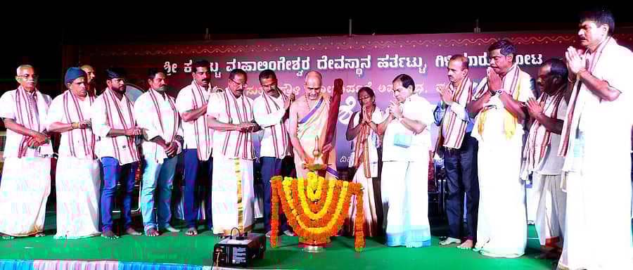 ಕೋಟದ ಹರ್ತಟ್ಟು ಕಲ್ಲಟ್ಟು ಮಹಾಲಿಂಗೇಶ್ವರ ದೇವಸ್ಥಾನದ ನೂತನ ಸುತ್ತುಪೌಳಿ ಲೋಕಾರ್ಪಣೆ, ಅಷ್ಟಬಂಧ ಪುನಃ ಪ್ರತಿಷ್ಠೆ ಬ್ರಹ್ಮಕಲಶೋತ್ಸವ ಕಾರ್ಯಕ್ರಮದಲ್ಲಿ ಉಡುಪಿ ಅದಮಾರು ಮಠದ ವಿಶ್ವಪ್ರಿಯ ತೀರ್ಥ ಸ್ವಾಮೀಜಿ ದೀಪ ಬೆಳಗಿಸಿದರು