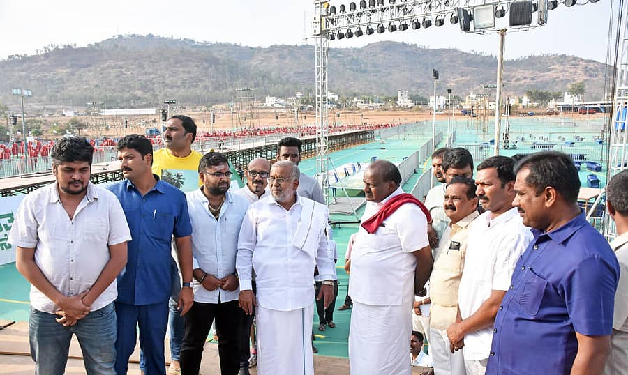 ಮೈಸೂರಿನ ಉತ್ತನಹಳ್ಳಿ ರಿಂಗ್‌ ರಸ್ತೆಯ ಜ್ವಾಲಾಮುಖಿ ತ್ರಿಪುರ ದೇಗುಲದ ಮೈದಾನದಲ್ಲಿ ಮಾರ್ಚ್‌ 26ರಂದು ನಡೆಯುವ ಜೆಡಿಎಸ್‌ನ ಪಂಚರತ್ನ ರಥಯಾತ್ರೆ ಸಮಾರೋಪದ ಸಿದ್ಧತೆಯನ್ನು ಪಕ್ಷದ ಶಾಸಕಾಂಗ ಪಕ್ಷದ ನಾಯಕ ಎಚ್‌.ಡಿ.ಕುಮಾರಸ್ವಾಮಿ ಪರಿಶೀಲಿಸಿದರು