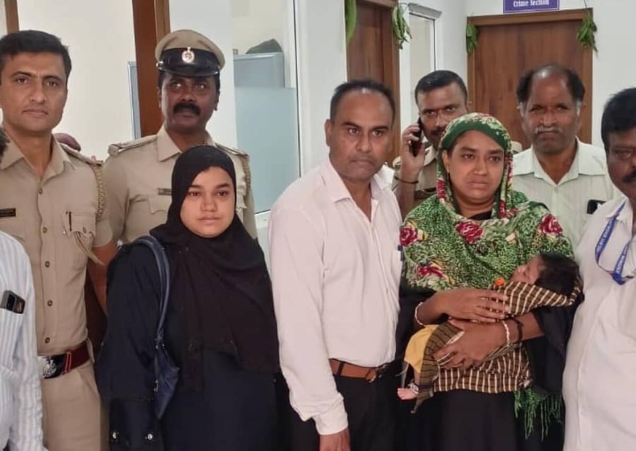 ಕಲಾಸಿಪಾಳ್ಯ ಪೊಲೀಸರು ಮಗುವನ್ನು ಸುಪರ್ದಿಗೆ ನೀಡುತ್ತಿದ್ದಂತೆ ತಂದೆ–ತಾಯಿ ಭಾವುಕರಾದರು