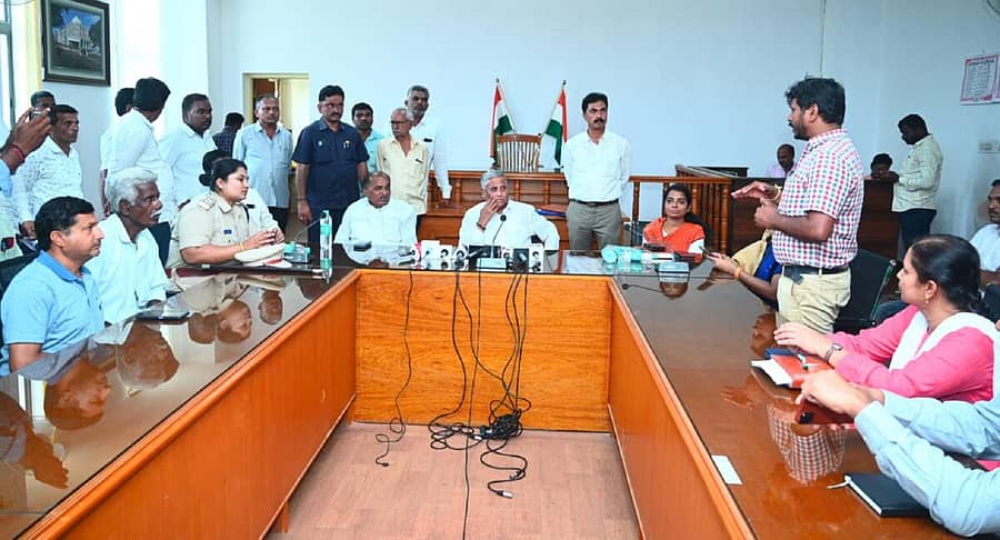 ಚಾಮರಾಜನಗರ ತಾಲ್ಲೂಕಿನ ಅಮಚವಾಡಿ–ಚನ್ನಪ್ಪನಪುರ ಗುಡ್ಡದಮಠ ವೀರಭದ್ರಸ್ವಾಮಿ ದೇವಸ್ಥಾನ ಅಭಿವೃದ್ಧಿಗೆ ಸಂಬಂಧಿಸಿದಂತೆ ಜಿಲ್ಲಾ ಉಸ್ತುವಾರಿ ಸಚಿವ ವಿ.ಸೋಮಣ್ಣ ಅಧಿಕಾರಿಗಳು ಹಾಗೂ ಗ್ರಾಮದ ಎಲ್ಲ ಕೋಮುಗಳ ಮುಖಂಡರೊಂದಿಗೆ ಭಾನುವಾರ ಸಭೆ ನಡೆಸಿದರು