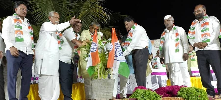 ಇಂಡಿ ತಾಲ್ಲೂಕಿನ ಸಾತಲಗಾಂವ ಗ್ರಾಮದಲ್ಲಿ  ಕಾಂಗ್ರೆಸ್ ಪಕ್ಷ ಸೇರ್ಪಡೆ ಕಾರ್ಯಕ್ರಮವನ್ನು ಶಾಸಕ ಯಶವಂತರಾಯಗೌಡ ಪಾಟೀಲ ಉದ್ಘಾಟಿಸಿದರು