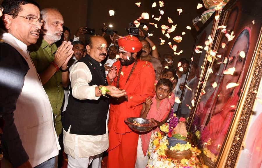 ಶಿಗ್ಗಾವಿಯಲ್ಲಿ ಭಾನುವಾರ ವೀರಶೈವ ಲಿಂಗಾಯತ ಪಂಚಮಸಾಲಿ ಸಮುದಾಯ ಭವನದ ಉದ್ಘಾಟನಾ ಸಂದರ್ಭ ಮುಖ್ಯಮಂತ್ರಿ ಬಸವರಾಜ ಬೊಮ್ಮಾಯಿ ಅವರು ತಮ್ಮ ತಂದೆ–ತಾಯಿ ಭಾವಚಿತ್ರಕ್ಕೆ ಪುಷ್ಪ ನಮನ ಸಲ್ಲಿಸಿದರು. ಕೇಂದ್ರ ಸಚಿವ ಪ್ರಲ್ಹಾದ ಜೋಶಿ, ಜಿಲ್ಲಾ ಉಸ್ತುವಾರಿ ಸಚಿವ ಶಿವರಾಮ ಹೆಬ್ಬಾರ್, ಹರಿಹರ ಪೀಠದ ವಚನಾನಂದ ಸ್ವಾಮೀಜಿ ಇದ್ದಾರೆ –ಪ್ರಜಾವಾಣಿ ಚಿತ್ರ