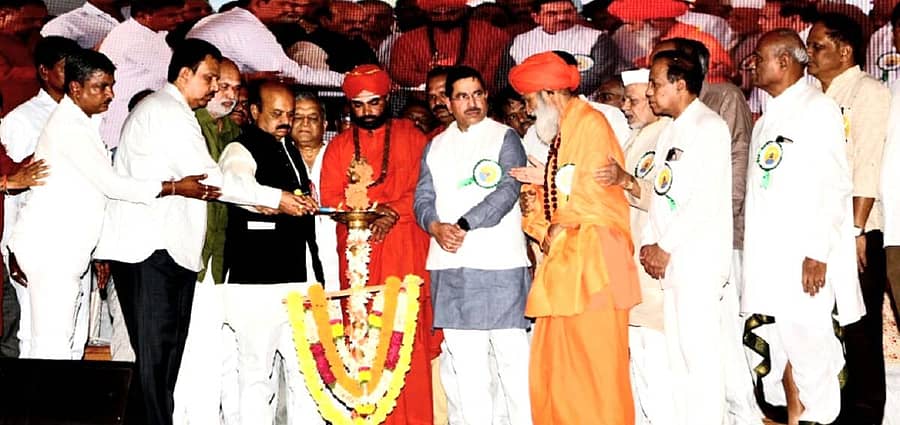 ಶಿಗ್ಗಾವಿಯಲ್ಲಿ ಭಾನುವಾರ ವೀರಶೈವ ಲಿಂಗಾಯತ ಪಂಚಮಸಾಲಿ ಸಮುದಾಯ ಭವನದ ಉದ್ಘಾಟನಾ ಕಾರ್ಯಕ್ರಮವನ್ನು ಮುಖ್ಯಮಂತ್ರಿ ಬಸವರಾಜ ಬೊಮ್ಮಾಯಿ ನೆರವೇರಿಸಿದರು. ಸಚಿವರಾದ ಸಿ.ಸಿ.ಪಾಟೀಲ, ಶಿವರಾಮ ಹೆಬ್ಬಾರ್, ವಚನಾನಂದ ಸ್ವಾಮೀಜಿ, ಕೇಂದ್ರ ಸಚಿವ ಪ್ರಲ್ಹಾದ ಜೋಶಿ ಹಾಗೂ ಪಂಚಮಸಾಲಿ ಮುಖಂಡರು ಇದ್ದಾರೆ