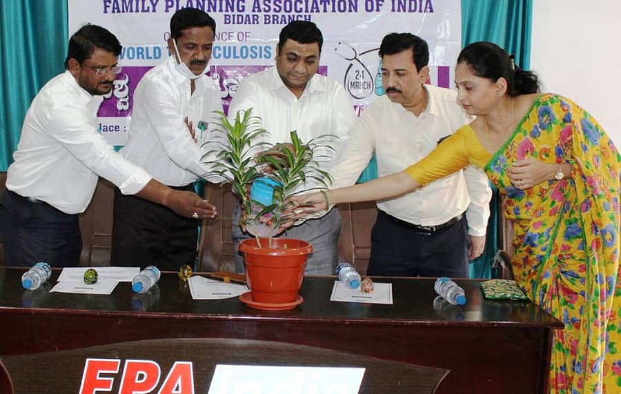 ಬೀದರ್ನ ಎಫ್ಪಿಎಐ ಶಾಖೆ ಸಭಾಂಗಣದಲ್ಲಿ ನಡೆದ ವಿಶ್ವ ಕ್ಷಯ ರೋಗ ದಿನಾಚರಣೆ ಕಾರ್ಯಕ್ರಮವನ್ನು ಕ್ಷಯ ರೋಗ ನಿಯಂತ್ರಣಾಧಿಕಾರಿ ಡಾ. ಶರಣಯ್ಯ ಸ್ವಾಮಿ ಸಸಿಗೆ ನೀರೆರೆದು ಉದ್ಘಾಟಿಸಿದರು