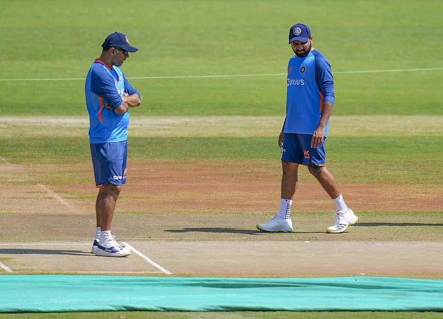 ಇಂದೋರ್ನ ಹೋಳ್ಕರ್ ಕ್ರೀಡಾಂಗಣದಲ್ಲಿ ಆಸ್ಟ್ರೇಲಿಯಾ ವಿರುದ್ಧ ಪಂದ್ಯ ನಡೆದಿದ್ದ ಸಂದರ್ಭದಲ್ಲಿ ಪಿಚ್ ಪರಿಶೀಲಿಸಿದ್ದ ಭಾರತ ತಂಡದ ಮುಖ್ಯ ಕೋಚ್ ರಾಹುಲ್ ದ್ರಾವಿಡ್ ಹಾಗೂ ನಾಯಕ ರೋಹಿತ್ ಶರ್ಮಾ –ಪಿಟಿಐ ಚಿತ್ರ