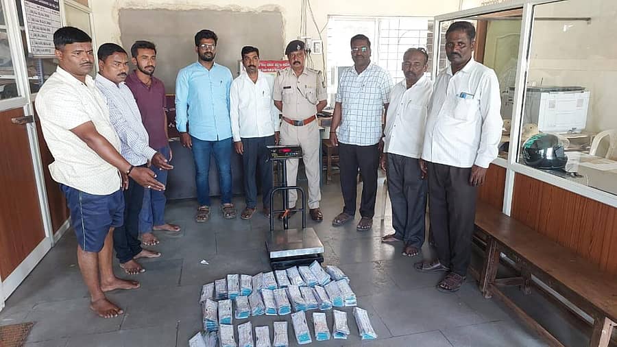 ಕಾಗವಾಡ ಪೊಲೀಸರು ವಶಪಡಿಸಿಕೊಂಡಿರುವ ಬೆಳ್ಳಿಯ ಆಭರಣಗಳು