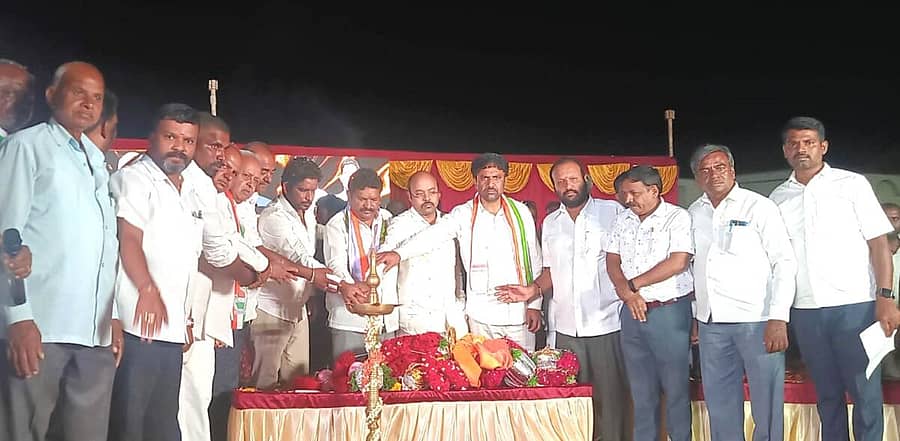 ಹುಣಸೂರಿನ ಕಲ್ಕುಣಿಕೆ ಬಡಾವಣೆಯಲ್ಲಿ ನಡೆದ ಕಾರ್ಯಕ್ರಮವನ್ನು ಶಾಸಕರಾದ ಯತೀಂದ್ರ ಸಿದ್ದರಾಮಯ್ಯ, ಎಚ್.ಪಿ.ಮಂಜುನಾಥ್, ಅನಿಲ್ ಚಿಕ್ಕಮಾದು ಉದ್ಘಾಟಿಸಿದರು