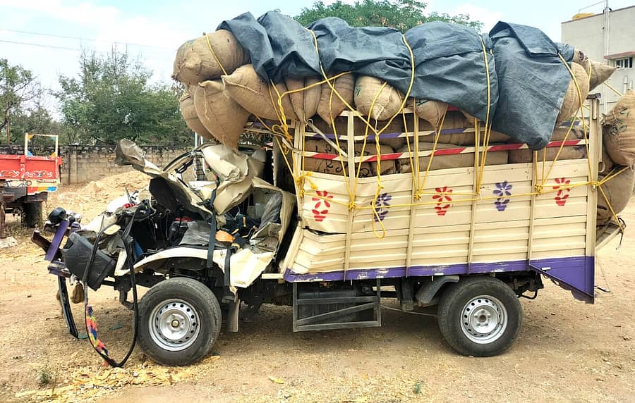 ಮೊಳಕಾಲ್ಮುರು ತಾಲ್ಲೂಕಿನ ತಮ್ಮೇನಹಳ್ಳಿ ಬಳಿ ಭಾನುವಾರ ಬೆಳಗಿನ ಜಾವ ಅಪಘಾತಕ್ಕೀಡಾಗಿರುವ ಸರಕು ವಾಹನ