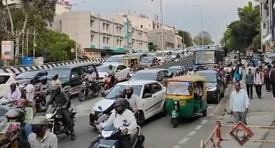 ಶಿವಾನಂದ ವೃತ್ತದ ಮೇಲ್ಸೇತುವೆ ಬಳಿ ಉಂಟಾಗಿದ್ದ ದಟ್ಟಣೆಯಲ್ಲಿ ಸಿಲುಕಿದ್ದ ಜನ