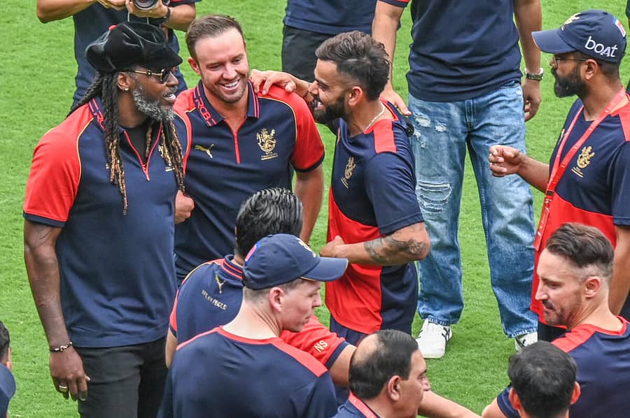 ಬೆಂಗಳೂರಿನ ಚಿನ್ನಸ್ವಾಮಿ ಕ್ರೀಡಾಂಗಣದಲ್ಲಿ ಭಾನುವಾರ ನಡೆದ ಆರ್ಸಿಬಿ ಅನ್ಬಾಕ್ಸ್ ಕಾರ್ಯಕ್ರಮದಲ್ಲಿ ಕ್ರಿಕೆಟ್ ತಾರೆಗಳಾದ ಕ್ರಿಸ್ ಗೇಲ್, ಎಬಿ ಡಿವಿಲಿಯರ್ಸ್, ವಿರಾಟ್ ಕೊಹ್ಲಿ ಹಾಗೂ ತಂಡದ ಆಟಗಾರರು ಹಾಜರಿದ್ದರು ಪ್ರಜಾವಾಣಿ ಚಿತ್ರ/ಎಸ್.ಕೆ. ದಿನೇಶ್