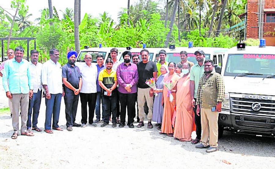 ‘ಅಪ್ಪು ಎಕ್ಸ್ಪ್ರೆಸ್’ ಆಂಬುಲೆನ್ಸ್ಗಳನ್ನು ನಟ ಪ್ರಕಾಶ್ರಾಜ್ ಅವರು ವಿವಿಧ ಆಸ್ಪತ್ರೆಗಳ ಮುಖ್ಯಸ್ಥರಿಗೆ ಹಸ್ತಾಂತರಿಸಿದರು