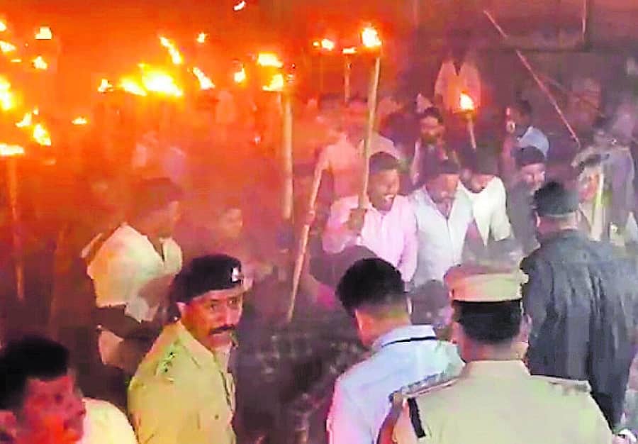 ರಾಹುಲ್ ಗಾಂಧಿ ಅವರನ್ನು ಸಂಸತ್ ಸದಸ್ಯತ್ವದಿಂದ ಅನರ್ಹಗೊಳಿಸಿರುವುದನ್ನು ಖಂಡಿಸಿ ನಗರದಲ್ಲಿ ಭಾನುವಾರ ರಾತ್ರಿ ಯುವ ಕಾಂಗ್ರೆಸ್ ಘಟಕದ ನೇತೃತ್ವದಲ್ಲಿ ಪಂಜಿನ ಮೆರವಣಿಗೆ ನಡೆಸಲಾಯಿತು.