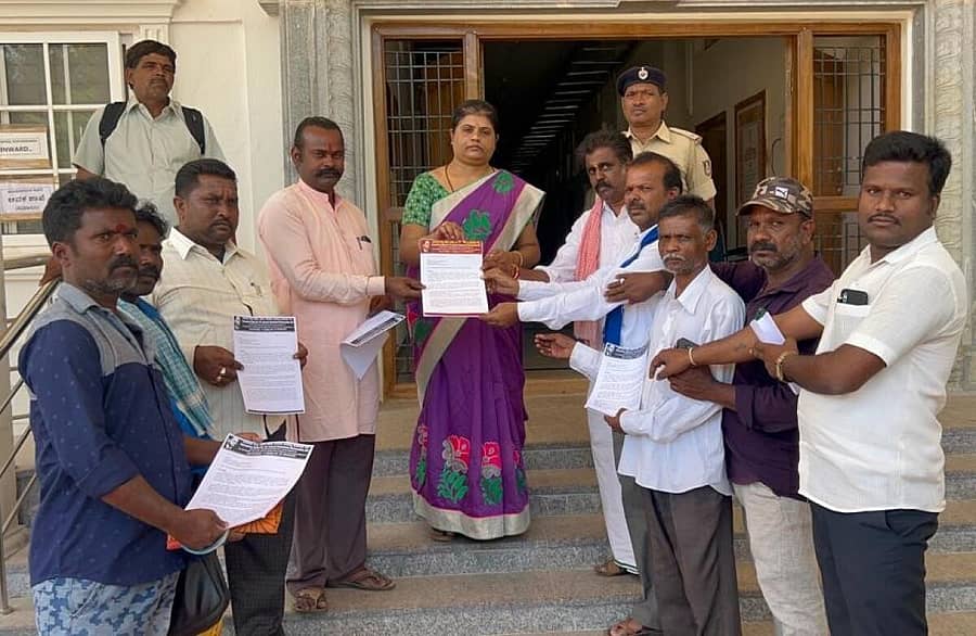 ಕರ್ನಾಟಕ ರಾಜ್ಯ ಎಸ್ಸಿ/ಎಸ್ಟಿ ಅಲೆಮಾರಿ ಬುಡಕಟ್ಟು ಮಹಾಸಭಾದವರು ಹೊಸಪೇಟೆ ಜಿಲ್ಲಾಧಿಕಾರಿ ಕಚೇರಿ ಎದುರು ಸೋಮವಾರ ಪ್ರತಿಭಟನೆ ನಡೆಸಿ ಮನವಿ ಪತ್ರ ಸಲ್ಲಿಸಿದರು