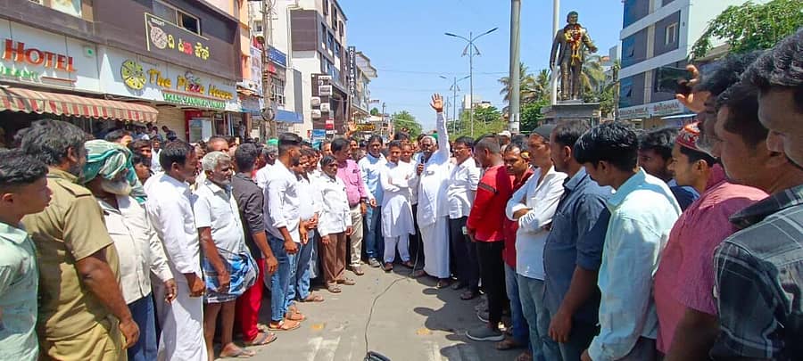 ಕಾಂಗ್ರೆಸ್ ಪ್ರಚಾರ ಸಮಿತಿ ವಿಜಯನಗರ ಜಿಲ್ಲಾಧ್ಯಕ್ಷ ಮಹಮ್ಮದ್ ಇಮಾಮ್ ನಿಯಾಜಿ ಅವರ ಬೆಂಬಲಿಗರು ಹೊಸಪೇಟೆಯ ಡಾ. ಪುನೀತ್ ರಾಜಕುಮಾರ್ ವೃತ್ತದಲ್ಲಿ ಸೋಮವಾರ ಪ್ರತಿಭಟನೆ ನಡೆಸಿದರು