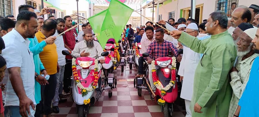 ಹೊಸಪೇಟೆಯಲ್ಲಿ ಸೋಮವಾರ ಏರ್ಪಡಿಸಿದ್ದ ಬಿಜೆಪಿ ಜಿಲ್ಲಾ ಅಲ್ಪಸಂಖ್ಯಾತರ ಮೋರ್ಚಾ ಸಮಾವೇಶದಲ್ಲಿ ಅಂಗವಿಕಲರಿಗೆ ತ್ರಿಚಕ್ರ ವಾಹನ ವಿತರಿಸಿ ಹಸಿರು ನಿಶಾನೆ ತೋರಿಸಿದ ಸಚಿವ ಆನಂದ್‌ ಸಿಂಗ್‌