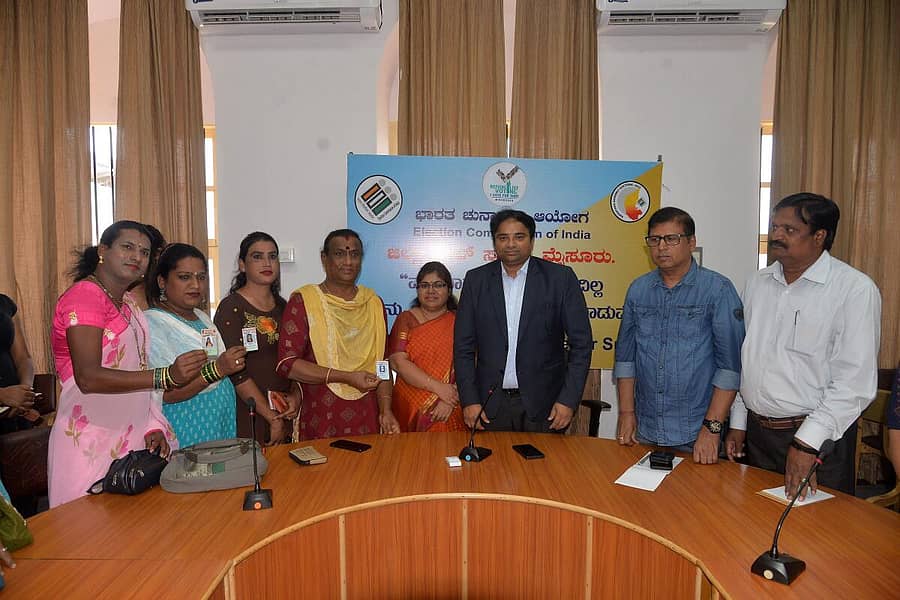 ಮೈಸೂರಿನಲ್ಲಿ ತೃತೀಯ ಲಿಂಗಿಗಳಿಗೆ ಮತದಾರರ ಭಾವಚಿತ್ರವುಳ್ಳ ಮತದಾರರ ಗುರುತಿನ ಚೀಟಿಗಳನ್ನು ಜಿಲ್ಲಾಧಿಕಾರಿ ಡಾ.ಕೆ.ವಿ.ರಾಜೇಂದ್ರ ಸೋಮವಾರ ವಿತರಿಸಿದರು
