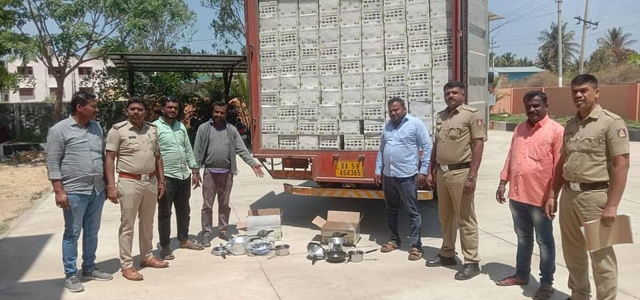 ನಾಗಮಂಗಲ ತಾಲ್ಲೂಕು ಬಿಂಡಿಗನವಿಲೆ ಪೊಲೀಸರು ಕಂಟೇನರ್ ಪೂರ್ತಿ ಕುಕ್ಕರ್ಗಳನ್ನು ಜಪ್ತಿ ಮಾಡಿರುವುದು