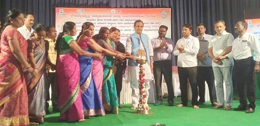 ಬೀದರ್‌ನಲ್ಲಿ ನಡೆದ ಸ್ವಸಹಾಯ ಗುಂಪುಗಳ ದಶ ಸೂತ್ರ ತರಬೇತಿ ಹಾಗೂ ಬೀದಿ ಬದಿ ವ್ಯಾಪಾರಿಗಳೊಂದಿಗೆ ಸಂವಾದವನ್ನು ಕೇಂದ್ರದ ರಾಸಾಯನಿಕ ಮತ್ತು ರಸಗೊಬ್ಬರ ಖಾತೆ ರಾಜ್ಯ ಸಚಿವ ಭಗವಂತ ಖೂಬಾ ಉದ್ಘಾಟಿಸಿದರು