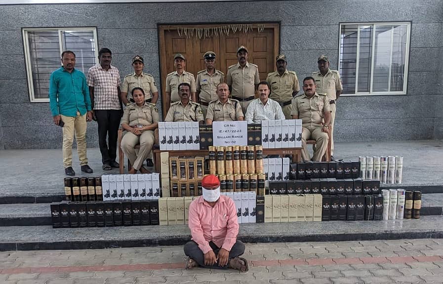 ಮನೆಯೊಂದರಲ್ಲಿ ಅಕ್ರಮವಾಗಿ ಸಂಗ್ರಹಿಸಿಟ್ಟಿದ್ದ ಮದ್ಯದ ಬಾಟಲಿಗಳನ್ನು ಅಬಕಾರಿ ಅಧಿಕಾರಿಗಳು ಮಂಗಳವಾರ ವಶಪಡಿಸಿಕೊಂಡಿದ್ದಾರೆ.