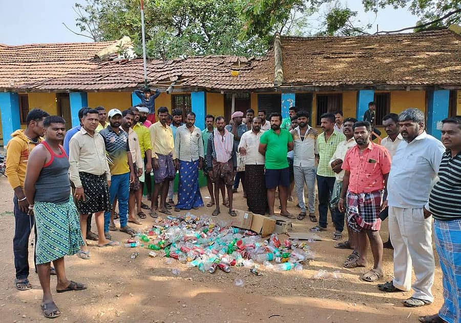 ಧರ್ಮಪುರ ಸಮೀಪದ ಬೇತೂರು ಪಾಳ್ಯ ಸರ್ಕಾರಿ ಹಿರಿಯ ಪ್ರಾಥಮಿಕ ಶಾಲಾ ಆವರಣದಲ್ಲಿ ಗ್ರಾಮಸ್ಥರ ಭಾನುವಾರ ಪ್ರತಿಭಟನೆ ನಡೆಸಿದರು