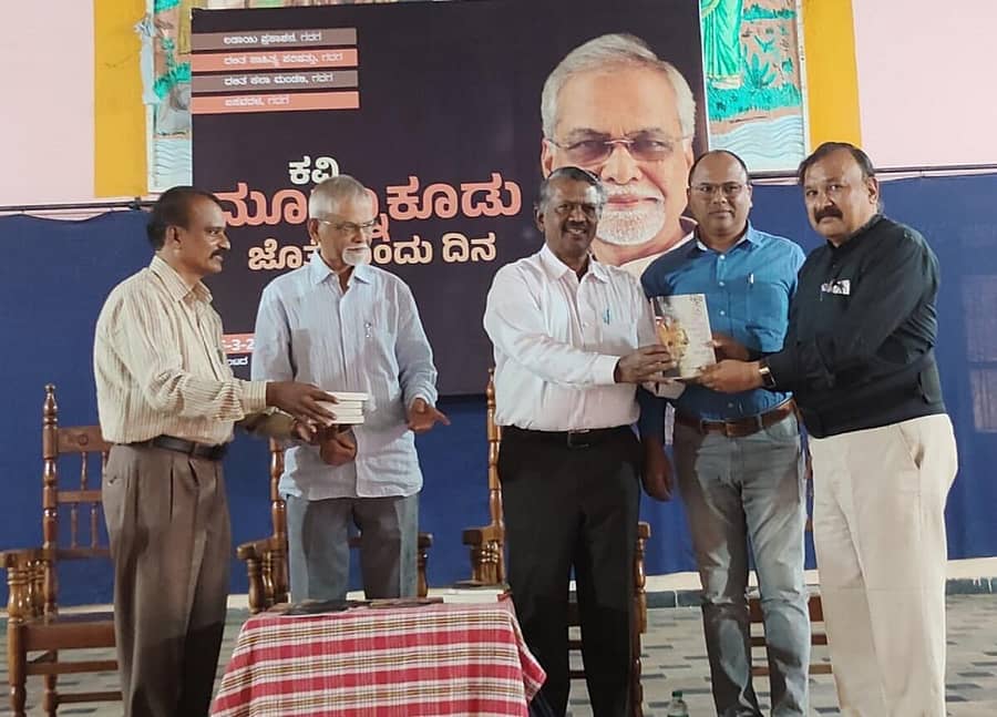 ಹಿರಿಯ ಸಾಹಿತಿ ಚಂದ್ರಶೇಖರ ವಸ್ತ್ರದ ಅವರಿಗೆ ರಂಜಾನ್‌ ದರ್ಗಾ ಅವರು ಪುಸ್ತಕ ನೀಡುವ ಮೂಲಕ ‘ಬಹುತ್ವ ಭಾರತ ಮತ್ತು ಬೌದ್ಧ ತಾತ್ವಿಕತೆ’ ನಾಲ್ಕನೇ ಆವೃತ್ತಿಯನ್ನು ಲೋಕಾರ್ಪಣೆ ಮಾಡಿದರು.