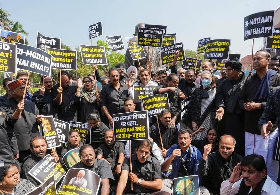 ಕಾಂಗ್ರೆಸ್ ನಾಯಕಿ ಸೋನಿಯಾ ಗಾಂಧಿ, ಎಐಸಿಸಿ ಅಧ್ಯಕ್ಷ ಮಲ್ಲಿಕಾರ್ಜುನ ಖರ್ಗೆ ಹಾಗೂ ವಿವಿಧ ವಿರೋಧ ಪಕ್ಷಗಳ ಸಂಸದರು ಕಪ್ಪುಬಟ್ಟೆ ಧರಿಸಿ ಪ್ರತಿಭಟನೆಯಲ್ಲಿ ಪಾಲ್ಗೊಂಡಿದ್ದರು –ಪಿಟಿಐ ಚಿತ್ರ