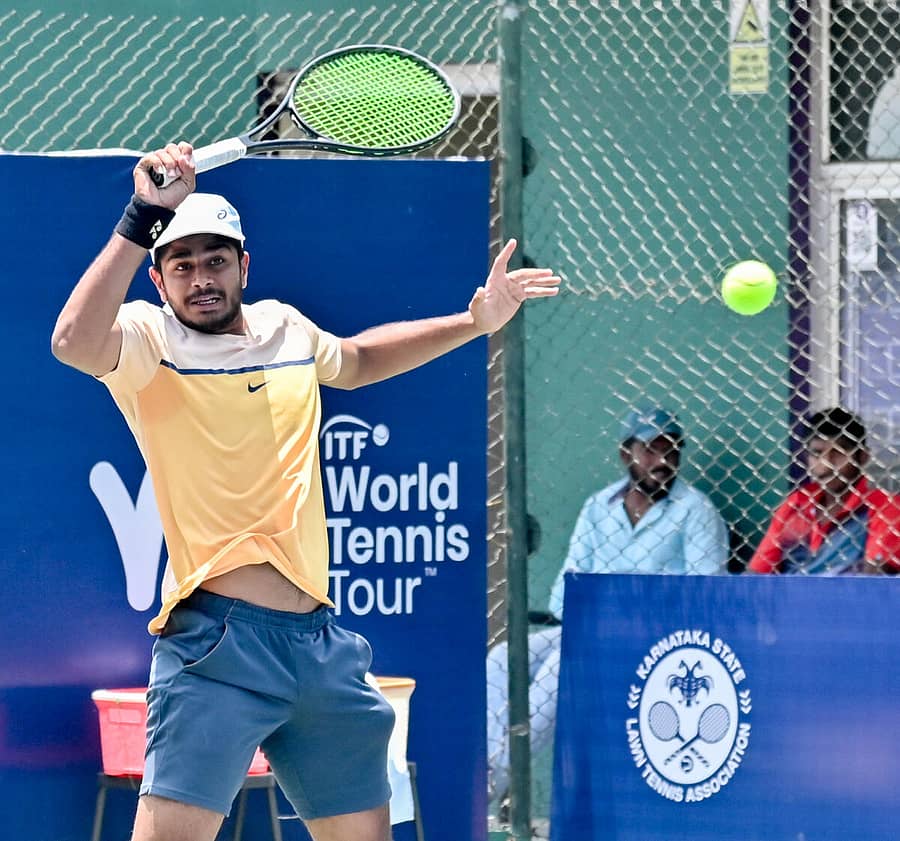 ಮೈಸೂರು ಟೆನಿಸ್‌ ಕ್ಲಬ್‌ ಅಂಗಳದಲ್ಲಿ ಸೋಮವಾರ ಆರಂಭವಾದ ಐಟಿಎಫ್– ಮೈಸೂರು ಓಪನ್ ಟೂರ್ನಿಯಲ್ಲಿ ಭಾರತದ ಫೈಸಲ್‌ ಕಮರ್ ಆಟದ ವೈಖರಿ– ಪ್ರಜಾವಾಣಿ ಚಿತ್ರ/ಅನೂಪ್ ರಾಘ.ಟಿ.