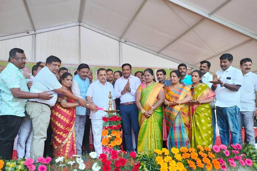 ಚನ್ನಗಿರಿಯಲ್ಲಿ ಸೋಮವಾರ ನಡೆದ ವಿವಿಧ ಕಾಮಗಾರಿಗಳ ಲೋಕಾರ್ಪಣೆ, ಭೂಮಿಪೂಜೆ ಹಾಗೂ ಹೊಸ ಕಂದಾಯ ಗ್ರಾಮಗಳ ಫಲಾನುಭವಿಗಳಿಗೆ ಹಕ್ಕುಪತ್ರ ವಿತರಣಾ ಕಾರ್ಯಕ್ರಮವನ್ನು ಶಾಸಕ ಮಾಡಾಳ್ ವಿರೂಪಾಕ್ಷಪ್ಪ ಉದ್ಘಾಟಿಸಿದರು. ತಿಮ್ಮಣ್ಣ ಹುಲುಮನಿ, ಲಕ್ಷ್ಮೀದೇವಮ್ಮ ಇದ್ದರು.