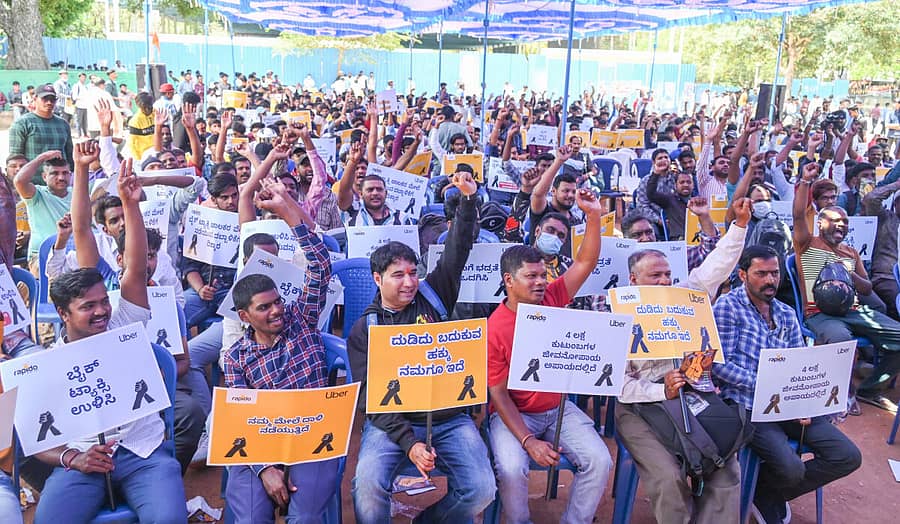 ಸ್ವಾತಂತ್ರ್ಯ ಉದ್ಯಾನದಲ್ಲಿ ಬೈಕ್ ಟ್ಯಾಕ್ಸಿ ಚಾಲಕರು ಸೋಮವಾರ ಧರಣಿ ನಡೆಸಿದರು –ಪ್ರಜಾವಾಣಿ ಚಿತ್ರ