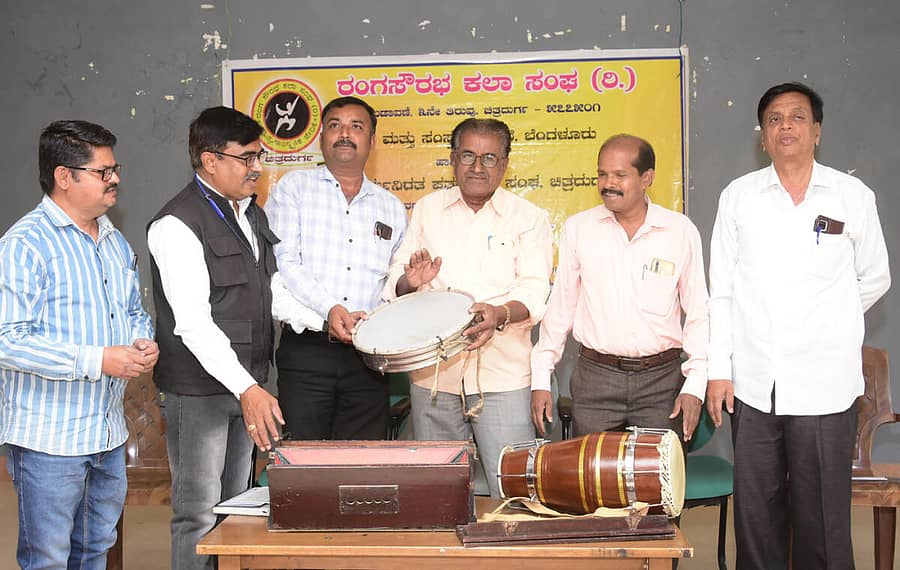 ಚಿತ್ರದುರ್ಗದ ಪತ್ರಿಕಾಭವನದಲ್ಲಿ ಸೋಮವಾರ ಆಯೋಜಿಸಿದ್ದ ವಿಶ್ವ ರಂಗಭೂಮಿ ದಿನಾಚರಣೆಯನ್ನು ಪತ್ರಕರ್ತ ಜಿ.ಎಸ್.ಉಜ್ಜಿನಪ್ಪ ಉದ್ಘಾಟಿಸಿದರು