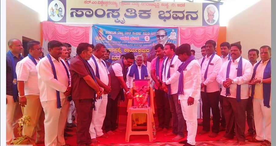 ಕರ್ನಾಟಕ ರಾಜ್ಯ ದಲಿತ ಸಂಘರ್ಷ ಸಮಿತಿ ಅಥಣಿ ತಾಲ್ಲೂಕು ಘಟಕದಿಂದ ಈಚೆಗೆ ಆಯೋಜಿಸಲಾಗಿದ್ದ ಲಿಖಿತ ರಸಪ್ರಶ್ನೆ ಕಾರ್ಯಕ್ರಮವನ್ನು ಸಿ.ಆರ್ ಸಾಂಗ್ಲಿಕರ ಉದ್ಘಾಟಿಸಿದರು