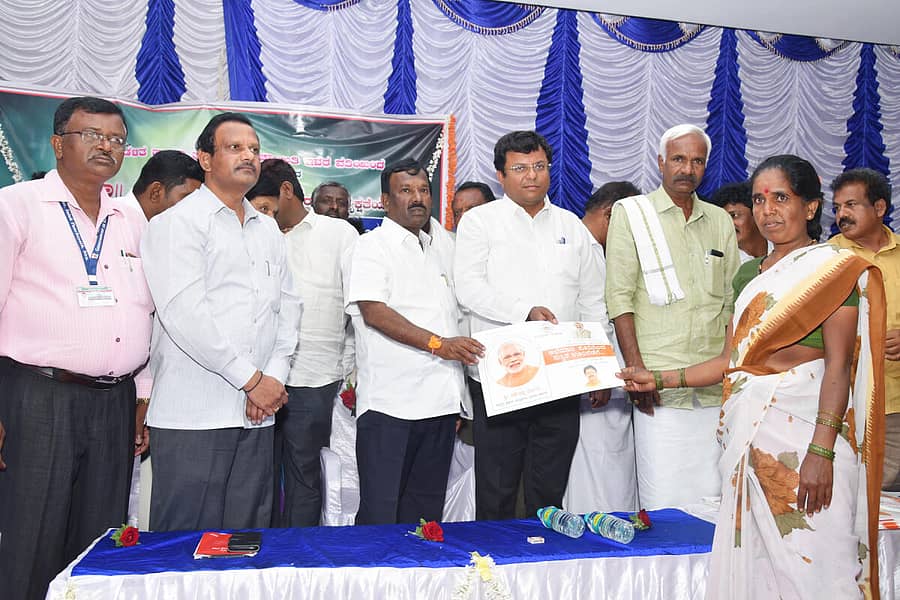 ಶಿರಾದಲ್ಲಿ ಸೋಮವಾರ ಗ್ರಾಮೀಣ ಪ್ರದೇಶದ ಕಂದಾಯ ಗ್ರಾಮದ ಅರ್ಹ ಫಲಾನುಭವಿಗಳಿಗೆ ಕೇಂದ್ರ ಸಚಿವ ಎ. ನಾರಾಯಣಸ್ವಾಮಿ ಹಕ್ಕುಪತ್ರ ವಿತರಿಸಿದರು. ಶಾಸಕ ಡಾ.ಸಿ.ಎಂ. ರಾಜೇಶ್ ಗೌಡ, ನಗರಸಭೆ ಅಧ್ಯಕ್ಷ ಅಂಜಿನಪ್ಪ, ಶಿರಾ ನಗರಾಭಿವೃದ್ಧಿ ಪ್ರಾಧಿಕಾರದ ಅಧ್ಯಕ್ಷ ಮಾರುತೀಶ್, ತಹಶೀಲ್ದಾರ್ ಮುರಳೀಧರ್ ಇದ್ದರು