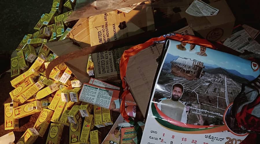 ಚಿಕ್ಕಮಗಳೂರಿನ ಎಐಟಿ ವೃತ್ತದ ಸಮೀಪ ಅಪಘಾತಕ್ಕೀಡಾದ ಕಾರಿನಲ್ಲಿದ್ದ ಕ್ಯಾಲೆಂಡರ್, ಮದ್ಯದ ಟೆಟ್ರಾ ಪ್ಯಾಕೆಟ್ಗಳು, ಕತ್ತಿ