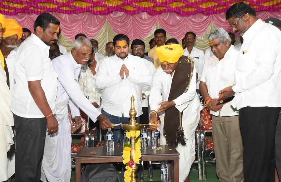 ಹಂದಿಗುಂದ ಸಮೀಪದ ಕಂಕಣವಾಡಿಯಲ್ಲಿ ಆಯೋಜಿಸಿದ ಅಂತರ ರಾಜ್ಯ ಮಟ್ಟದ ಪುರುಷ ಹಾಗೂ ಮಹಿಳಾ ಕಬಡ್ಡಿ ಪಂದ್ಯಾವಳಿಯಲ್ಲಿ ಮಹಾದೇವ ಗದಾಡಿ, ಶಿವರಾಜ ಪಾಟೀಲ, ಪ್ರದೀಪ ಮಾಳಗಿ ದೀಪ ಬೆಳಗಿಸಿದರು