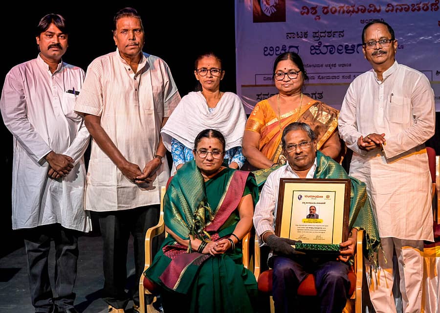 ವಿಶ್ವ ರಂಗಭೂಮಿ ದಿನಾಚರಣೆ ಅಂಗವಾಗಿ ಕಲಬುರಗಿಯ ರಂಗಾಯಣದಲ್ಲಿ ಸೋಮವಾರ ನಾಗಪ್ಪಯ್ಯ ಮಹಾಸ್ವಾಮಿ ಮತ್ತು ರೇಖಾ ನಾಗಪ್ಪಯ್ಯ ಮಹಾಸ್ವಾಮಿ ಅವರಿಗೆ ರಂಗಾಯಣ ನಿರ್ದೇಶಕ ಪ್ರಭಾಕರ ಜೋಶಿ ಸನ್ಮಾನಿಸಿದರು. ಡಾ. ಸಂದೀಪ ಬಿ, ಎಂ.ಬಿ. ಪಾಟೀಲ್, ಜಗದೀಶ್ವರಿ ಶಿವಕೇರಿ, ಮಂಜುಳಾ ಜಾನೆ ಇದ್ದರು–ಪ್ರಜಾವಾಣಿ ಚಿತ್ರ