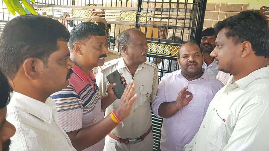 ಚಿಂತಾಮಣಿ ತಾಲ್ಲೂಕಿನ ಕೆಂಪದೇನಹಳ್ಳಿಯಲ್ಲಿ ಡೇರಿಯ ನೂತನ ಕಟ್ಟಡದ ಉದ್ಘಾಟನೆಯ ಕುರಿತು ಎರಡು ಗುಂಪುಗಳ ನಡುವೆ ವಾಗ್ವಾದ