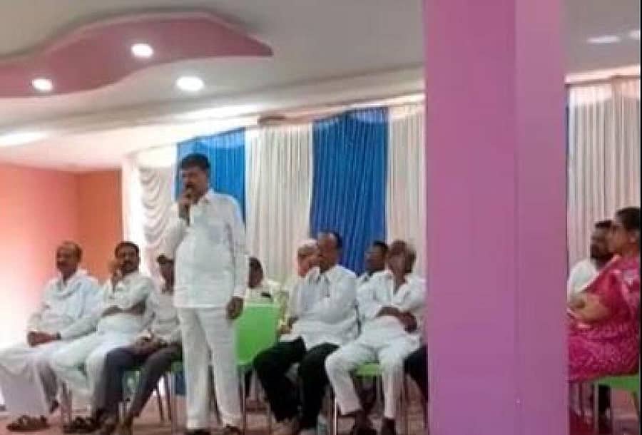 ಪಾವಗಡದಲ್ಲಿ ಸೋಮವಾರ ನಡೆದ ಸಭೆಯಲ್ಲಿ ಮಾಜಿ ಶಾಸಕ ಸೋಮ್ಲಾನಾಯ್ಕ ಮಾತನಾಡಿದರು. ಜಿಲ್ಲಾ ಪಂಚಾಯಿತಿ ಮಾಜಿ ಸದಸ್ಯೆ ಗಾಯಿತ್ರಿ ಬಾಯಿ, ಮುಖಂಡರು ಉಪಸ್ಥಿತರಿದ್ದರು.