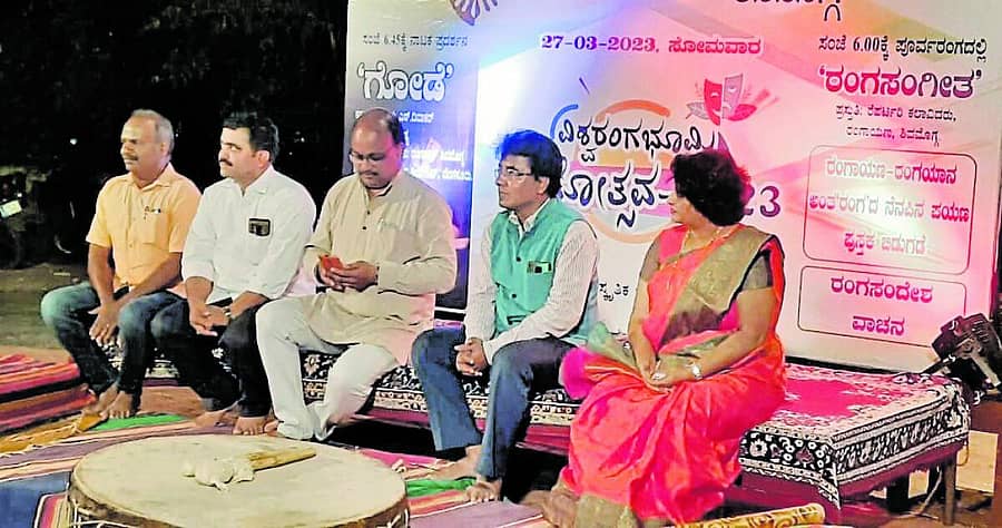 ಶಿವಮೊಗ್ಗದ ಸುವರ್ಣ ಸಾಂಸ್ಕೃತಿಕ ಭವನದಲ್ಲಿ ಸೋಮವಾರ 'ವಿಶ್ವರಂಗಭೂಮಿ ರಂಗೋತ್ಸವ' ಕಾರ್ಯಕ್ರಮ ಉದ್ಘಾಟಿಸಿ ರಂಗಸಮಾಜದ ಸದಸ್ಯ ಡಾ. ಟಿ.ಆರ್.ಗುರುಪ್ರಸಾದ್ ಮಾತನಾಡಿದರು